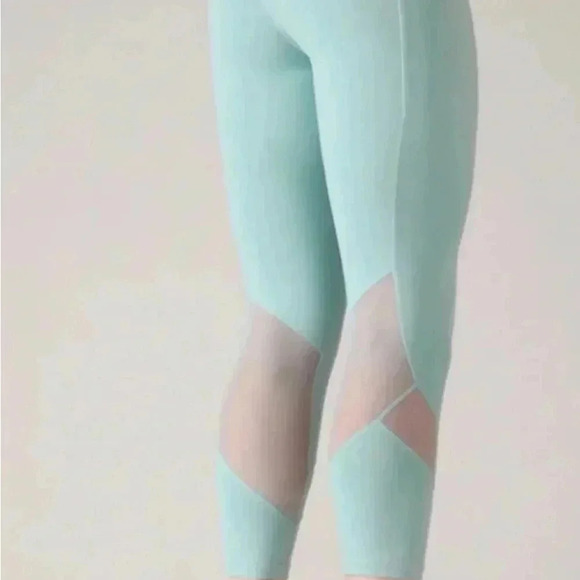 Athleta Salutation Stash Mesh Tight Large NWT - Picture 7 of 9